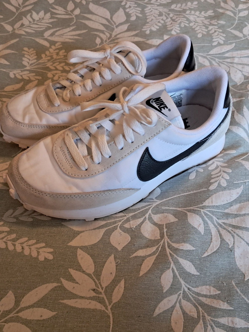 Nike Daybreak White and Black Cortez-Style Retro Sneakers 5.5